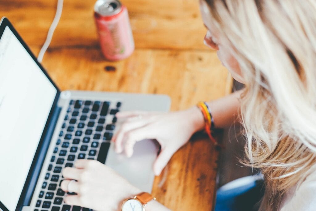 Offline + online: jak łączyć eventy na żywo z codzienną społecznością w sieci