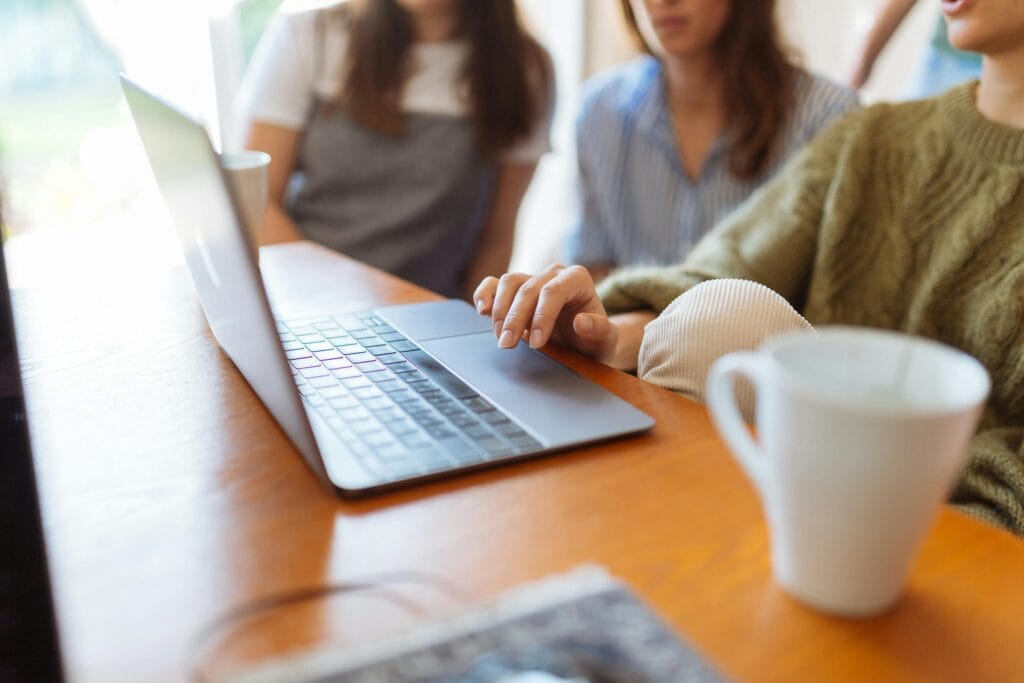 Faktoring odwrotny – efektywne narzędzie zarządzania płynnością finansową przedsiębiorstw