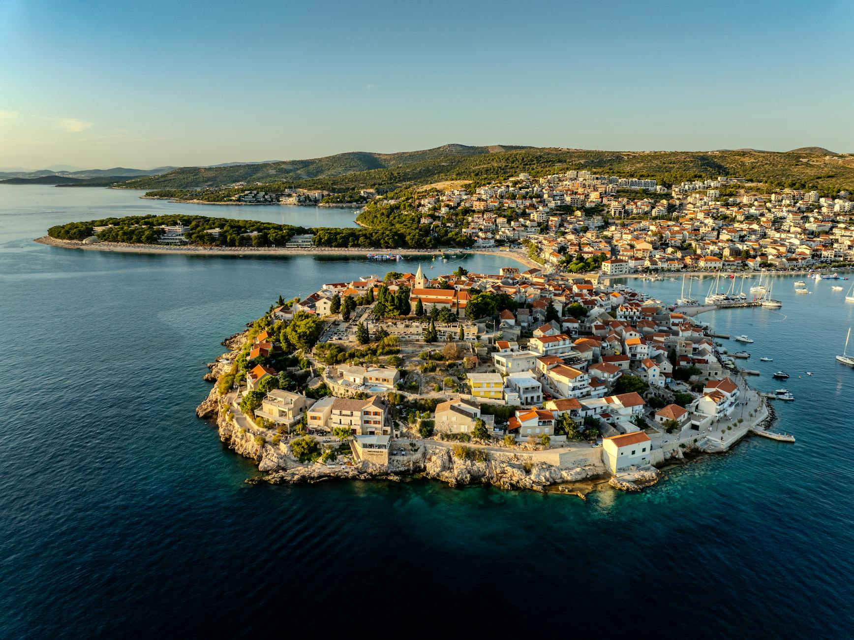 Półwysep Primošten otoczony turkusowym morzem z lotu ptaka