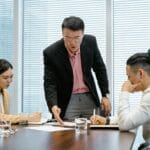 Zespół w nowoczesnym biurze omawia strategię i role przy stole