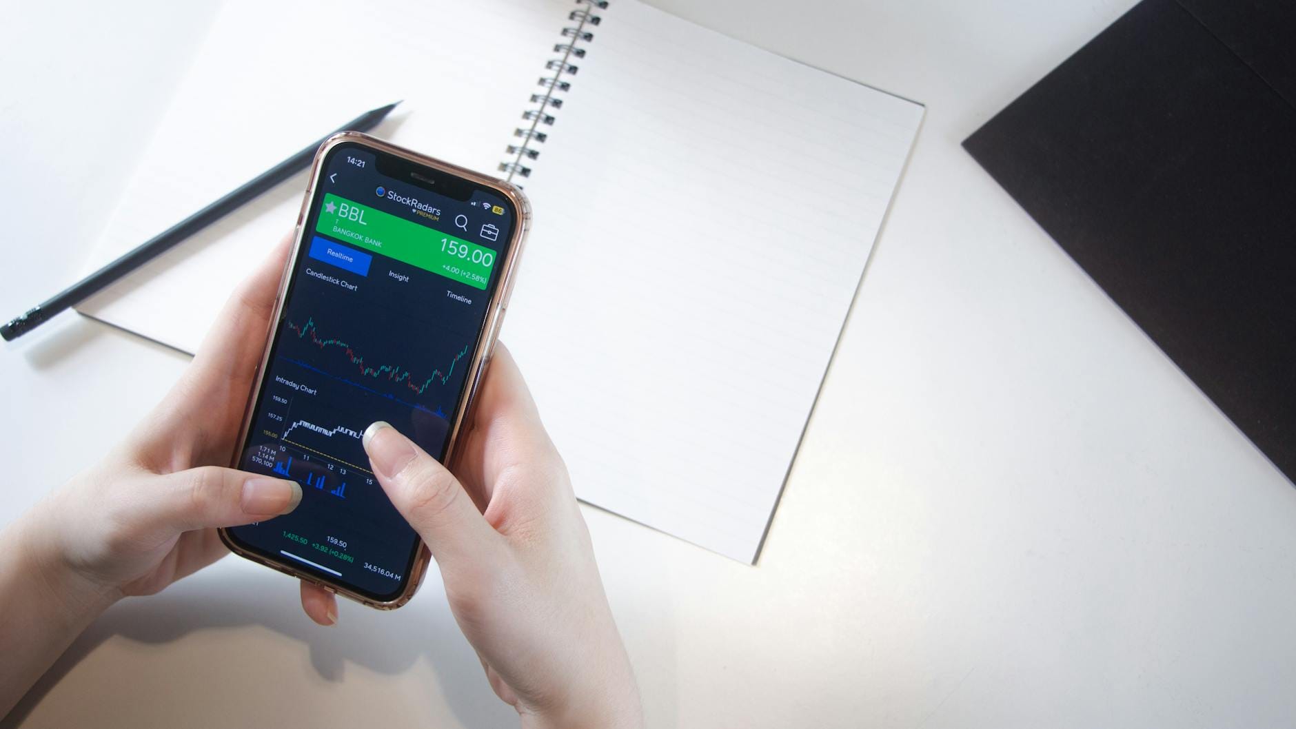 Dłonie managera korzystającego z aplikacji rekrutacyjnej w smartfonie
