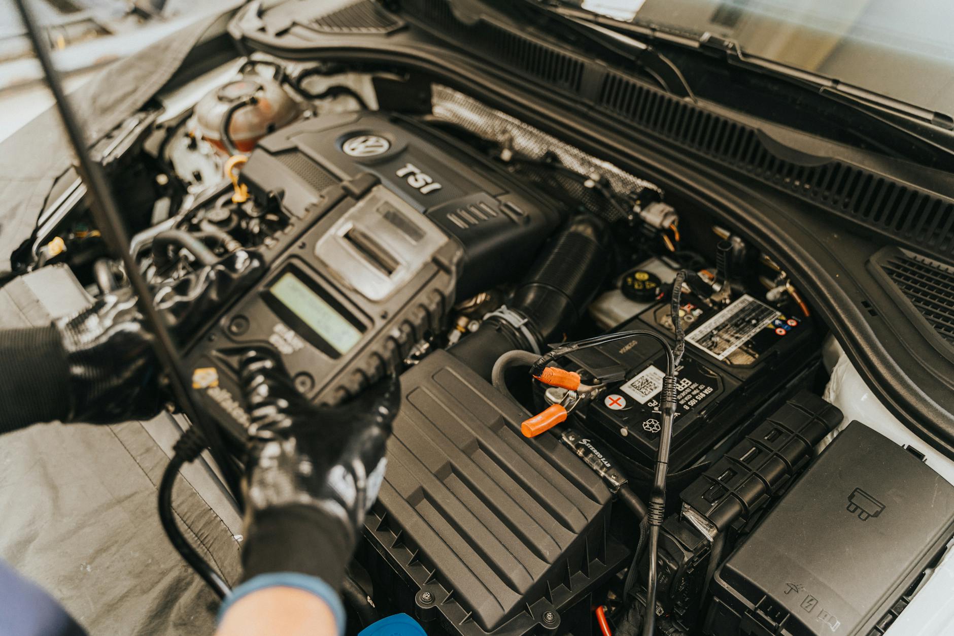 Mechanik diagnozuje instalację elektryczną silnika Volkswagena
