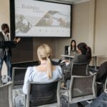 Uczestnicy seminarium biznesowego w nowoczesnej sali konferencyjnej