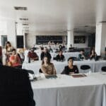 Uczestnicy szkolenia biznesowego podczas prezentacji w sali konferencyjnej