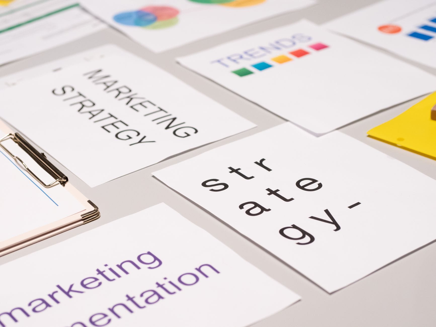 Dokumenty strategii marketingowej i wykresy na biurku widziane z góry