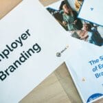 Materiały employer branding i projekty marketingowe na biurku