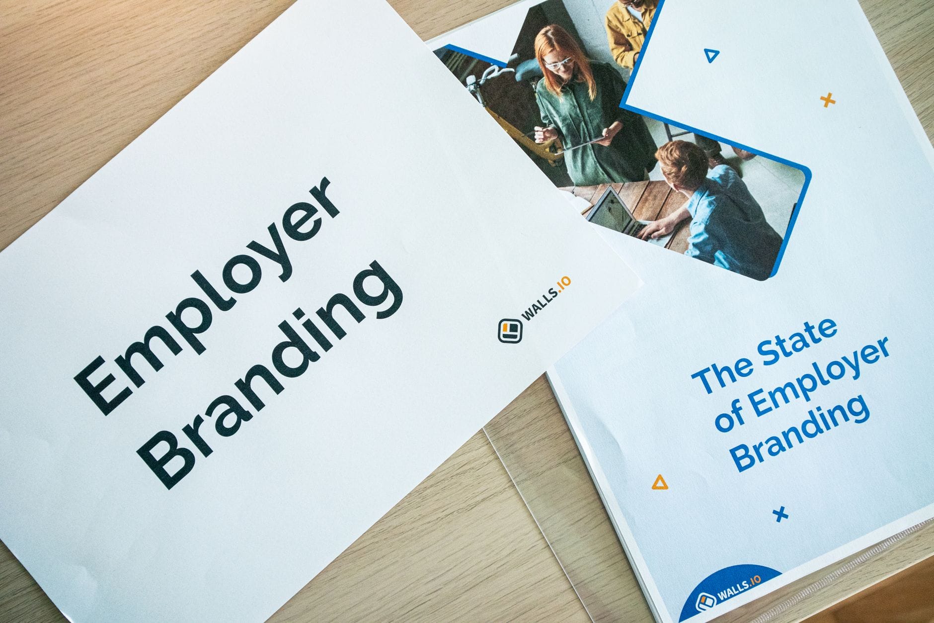 Materiały employer branding i projekty marketingowe na biurku