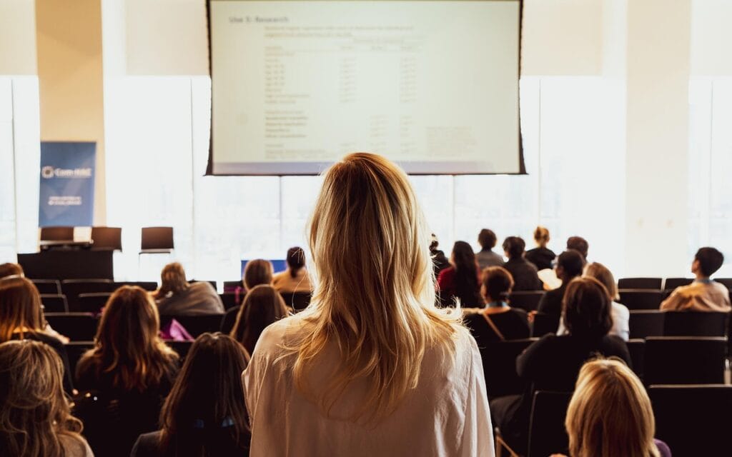 Konferencje i szkolenia, które budują biznes: jak organizować wydarzenia z realnym wpływem